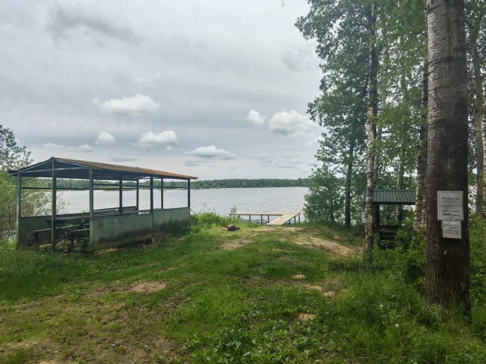 Беседка и мостки у воды