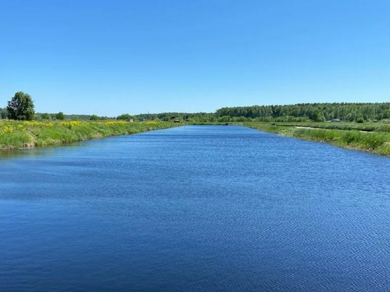 Широкий канал с синей водой