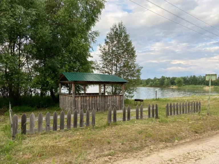 Беседка с зелёной крышей у пруда