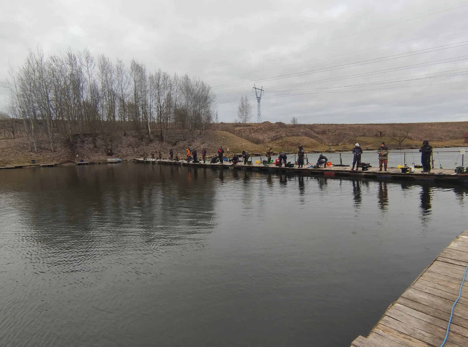 Рыбаки на мостках у воды
