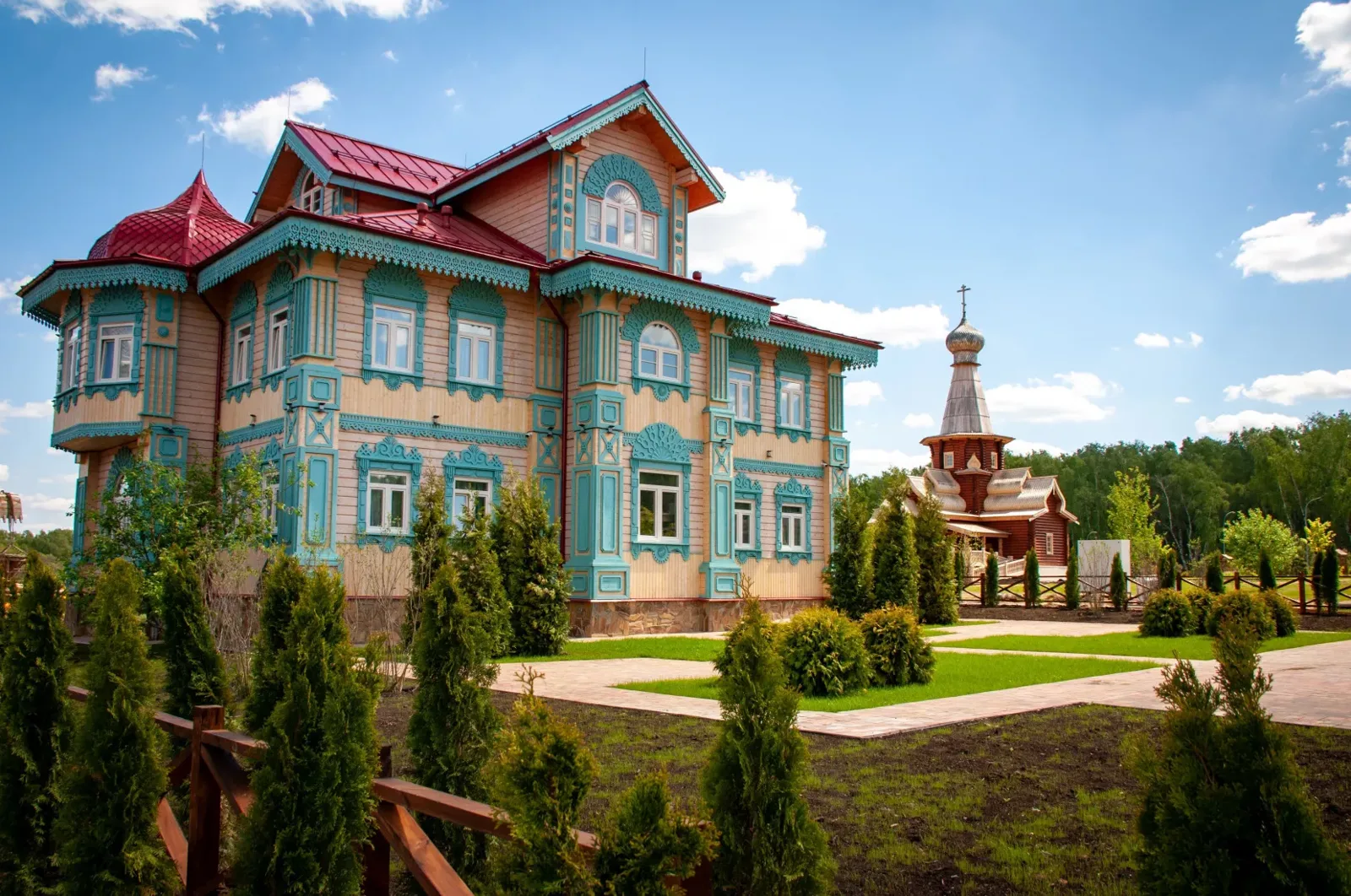 Корпус на территории