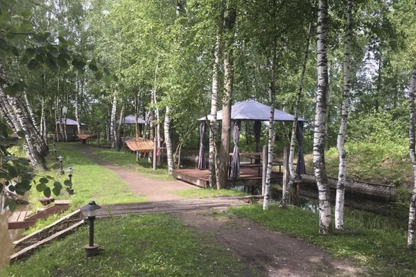 Беседки вдоль берега