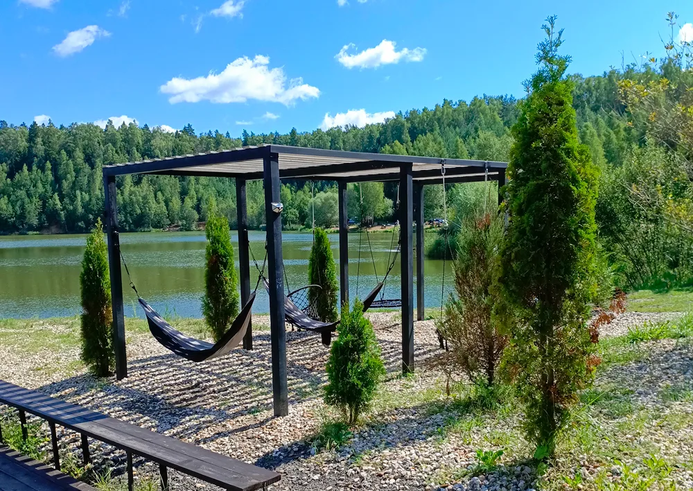 Перголы с гамаками у воды
