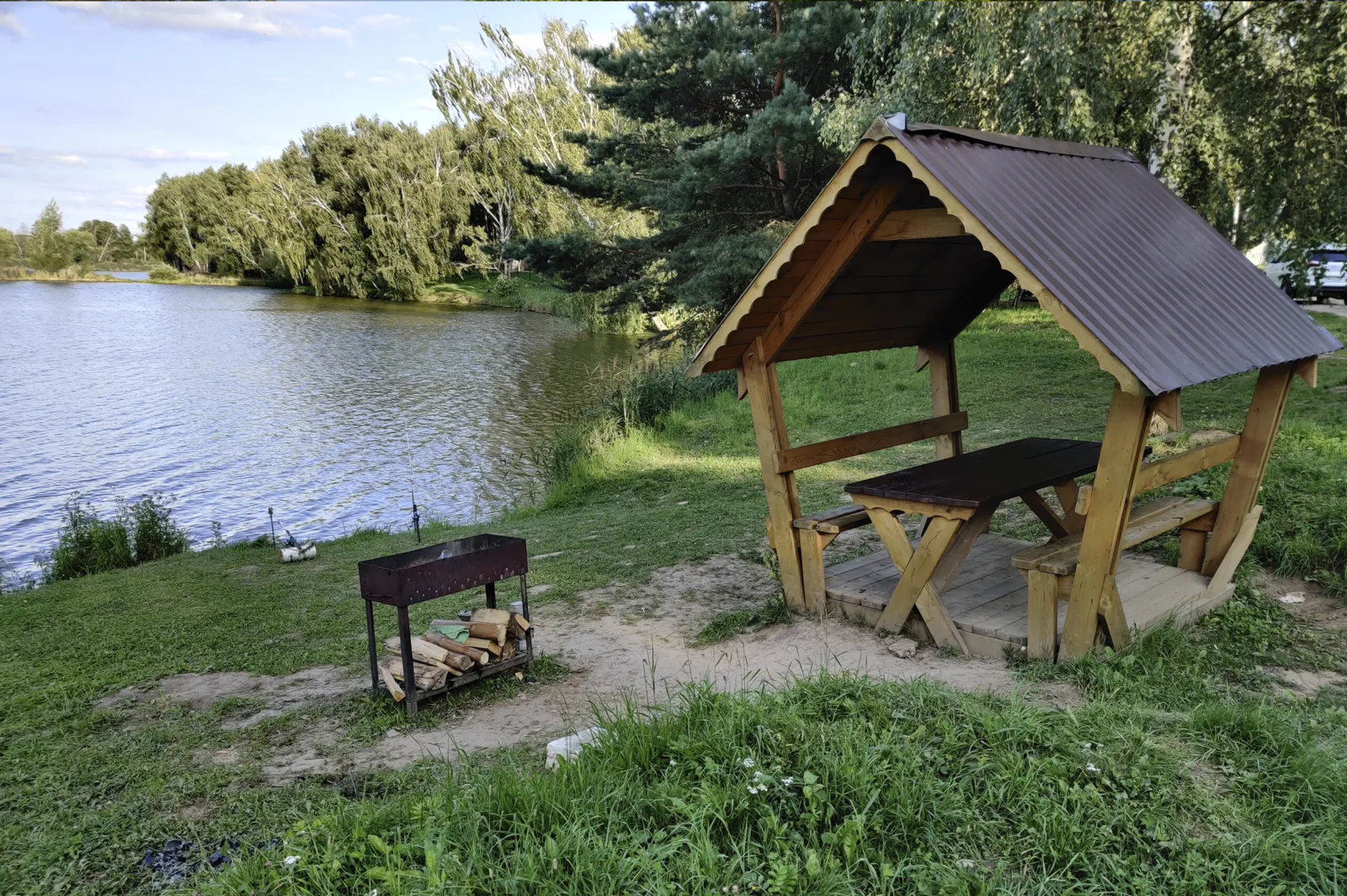 Беседка у воды