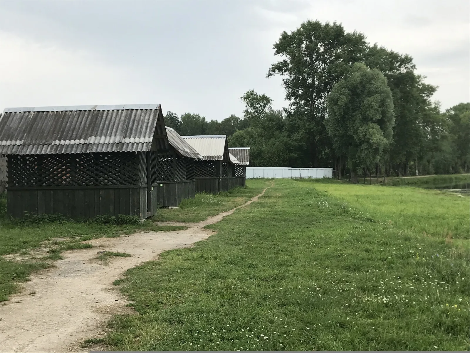 Дорожка вдоль прудов