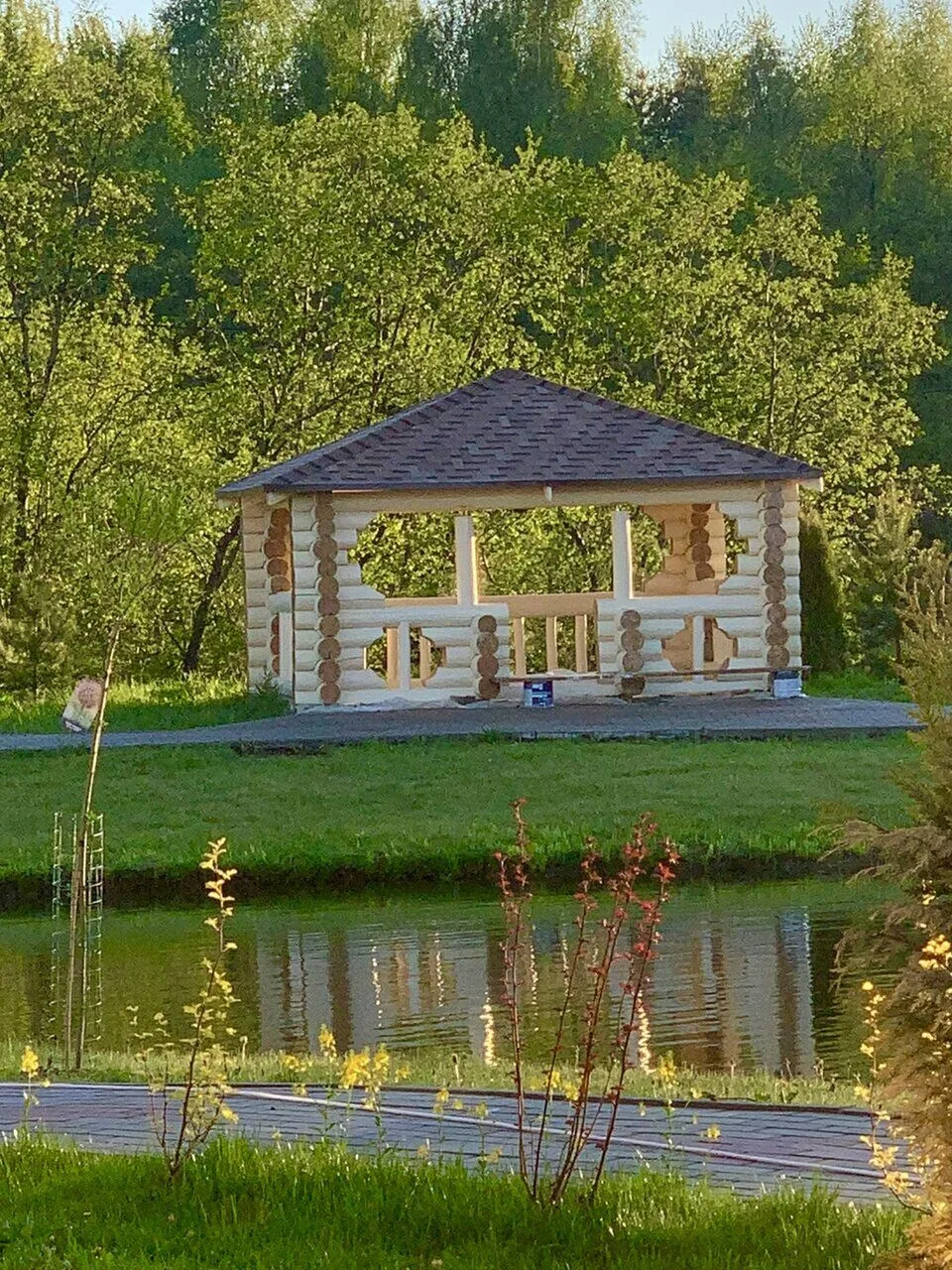 Беседка у воды