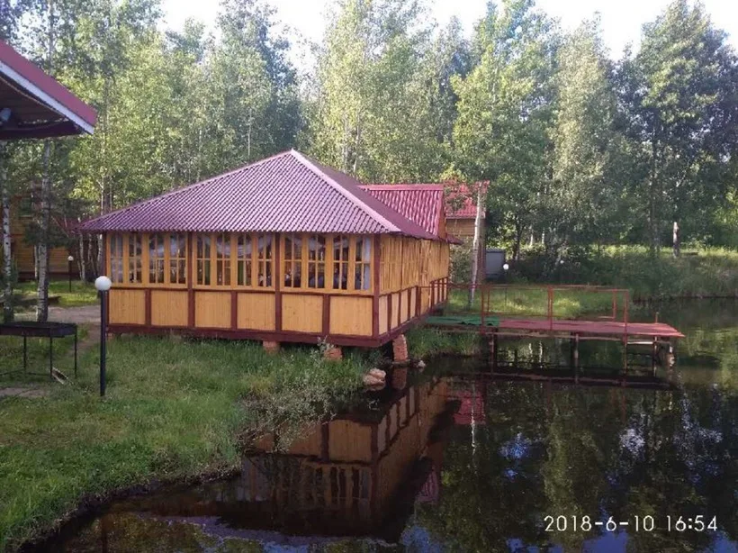 Павильон у воды