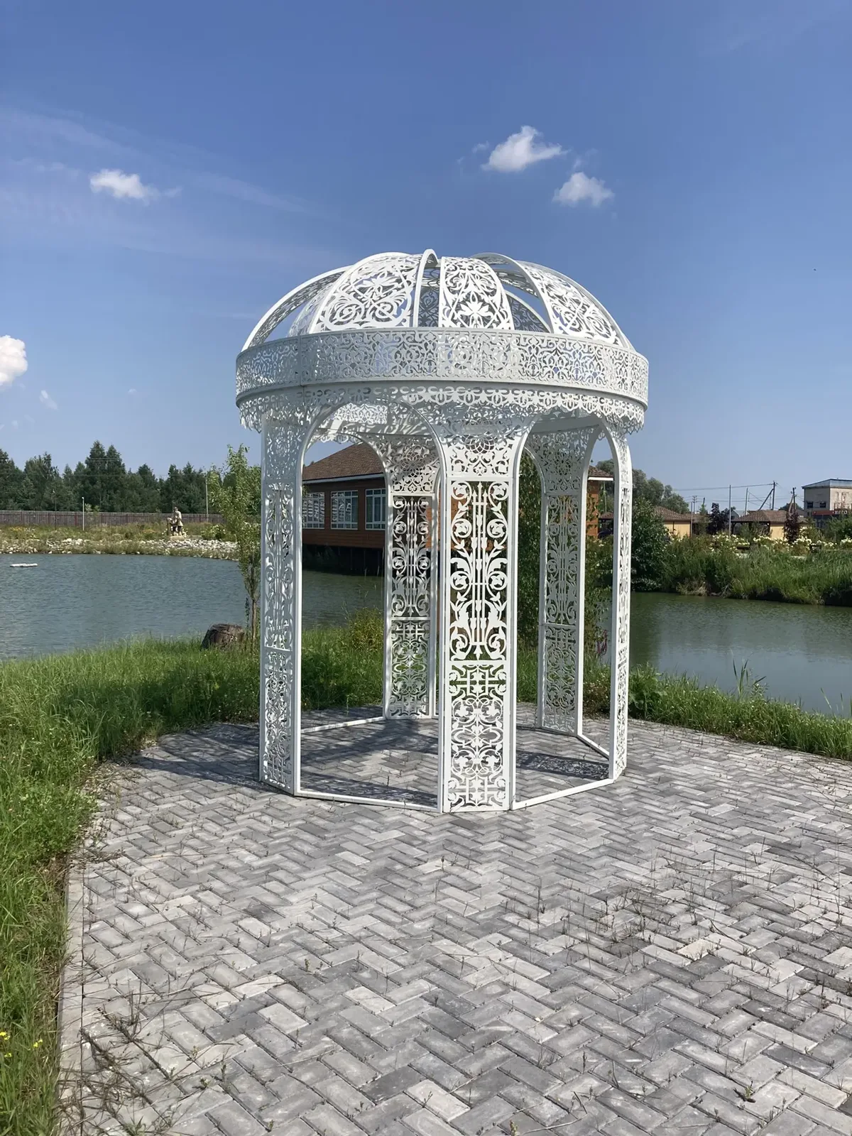 Беседка у воды
