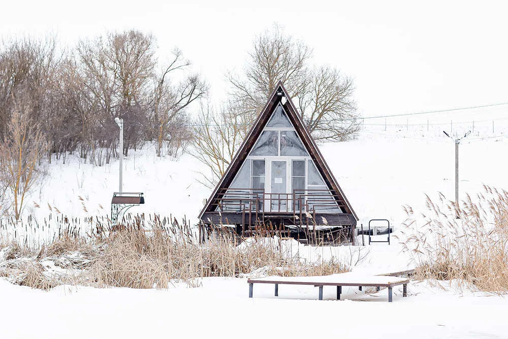 Домик A-frame зимой