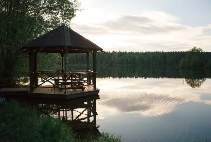Пруд и беседка на воде
