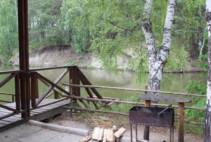 Беседка с видом на пруд